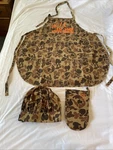 Camouflage Apron Chef Hat Adjustable & Oven Mitt Hot Pad Set Wild World Inc Usa. Fixed Price $14.99.