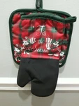 Walt Disney Mickey Mouse Oversized Oven Mitt And Pot Holder Set New With Defect. Fixed Price $10.55.