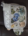 Southern Living Dillard's Fall Pumpkins Oven Mitt And Pot Holder Set New/tags. Fixed Price $25.99.