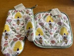 Nwt One Pot Holder & Oven Mitt Set Bumble Bee Hive Flowers. Fixed Price $11.25.