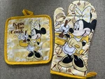 Walt Disney Minnie Mouse Kiss The Cook Kitchen Pot Holder Set Yellow World Land. Fixed Price $24.65.
