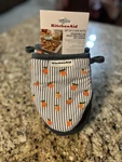 Kitchenaid Set Of Two Mini Mitts Peach Design New With Tags. Fixed Price $18.00.