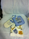 Gilmore Girls 3 Piece Kitchen Set Potholder, Oven Mitt & Towel New W/tag. Fixed Price $27.99.