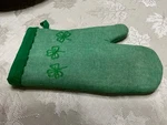 St. Patrick Shamrock Clover Oven Mitt Embroidered Thick Quilted New 12. Fixed Price $8.50.