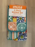 Imusa 5-PIECE Kitchen Set 2 Towels, Pot Holders, 1 Oven Mitt. Fixed Price $7.50.