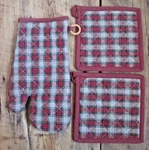 Nwot Gold Coast Oven Mitt Potholder Set Quilted Cotton Kitchen Red Plaid. Fixed Price $14.99.