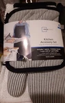 Mainstay Kitchen Accessory 4 Piece Set Apron, Towel, Mitt, Pot Holder. Fixed Price $8.90.