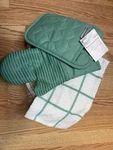 Kitchenaid Oven Mitt Pot Holder & Towel Set Green 3PC. Fixed Price $21.00.