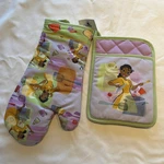 Disney Princess Tiana Oven Mitt Pot Holder Set Nwt. Fixed Price $25.00.