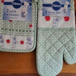 Pillsbury Doughboy Poppin'fresh Oven Mitt And 2 Pot Holders Apples Nwt. Fixed Price $35.00.
