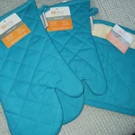 Herringbone Quilted 2 Oven Mitts & 1 Pot Holder. Mukitchen Designer Print. New. Fixed Price $17.75.
