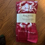 Tommy Bahama Home Apron, Kitchen Towel, And Oven Mitt 3 Piece Set New Red Crab. Fixed Price $15.00.