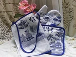 Blue Willow Kitchen Apron, Oven Mitt & Pot Holder Oriental Asian Chinese Pagoda. Fixed Price $28.99.