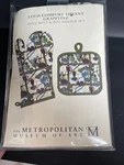 New Mma Louis Comfort Tiffany Grapevine Oven Mitt/mit Metropolitan Museum Of Art. Fixed Price $20.00.