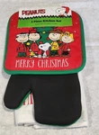 Peanuts Snoopy & Friends Christmas Oven Mitt Potholder Nwt 3 Pc Set Kitchen Towe. Fixed Price $13.50.