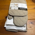 Mainstays 8-PIECE Cotton Kitchen Towel, Dishcloth And Pot Holders Brown&white. Fixed Price $10.00.