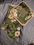 Karma Reese Oven Mitt Pot Holder Set Brand New With Tags One Size Fits Most. Fixed Price $16.45.