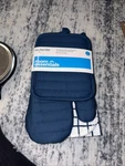Room Essentials Kitchen Set Potholder, Oven Mitt, Dish Cloths, Towels 7 Pcs New. Fixed Price $7.00.