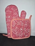 Lil Gourmet Deluxe Oven Mitt Set With Free Matching Chefs Hat. Fixed Price $9.99.