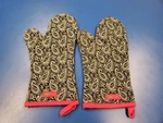 2 Pampered Chef Paisley Polka Dot Oven Mitts New Condition. Fixed Price $49.99.