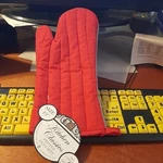 New Tag ! 2 Pcs Better Home Kitchen Classics Oven Mitt Glove Red Striped SZ13. Fixed Price $29.00.