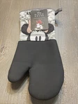 Disney Minnie Mouse Oven Mitts Brand New. Fixed Price $19.98.