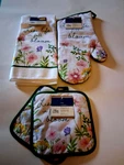 Live Life In Full Bloom Kitchen Towel, Oven Mitt And Potholders Set-new With Tag. Fixed Price $9.95.
