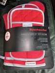 New Kitchenaid 4 Piece Silicone Set Oven MITTS/2 Pot Holders Red. Fixed Price $39.99.