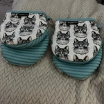 Wyatt Home Set Of 2 Cat Design Oven Mitts. Fixed Price $8.18.