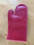 Pampered Chef Silicone Oven Mitt Lined With Quilted Fabric. Fixed Price $11.00.