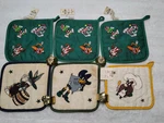 Vintage Looney Tunes Warner Brothers Kitchen Oven Mitts Set Of 6 +4 Napkin Rings. Fixed Price $8.00.