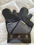 Kitchenaid Silicone Oven Mitts & Pot Holders 4-PIECE Heat Resistant New Open Box. Fixed Price $25.00.
