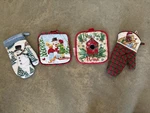 Christmas Oven Mitts & Potholders Set Of 4 - Holiday Kitchen Decor. Fixed Price $7.00.