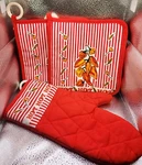 Vintage Kay Dee Designs Kitchen Hot Peppers Pot Holders And Oven Mitt Set Of 3. Fixed Price $35.00.