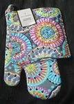 New Vera Bradley Potholder & Oven Mitt Set Sunny Medallion. Fixed Price $14.99.