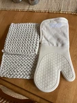 Williams Sonoma Beige Ultimate Mitt Oven Set Of 3. Fixed Price $24.97.