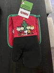 Peanuts Snoopy & Friends Christmas Oven Mitt Potholder Nwt. Fixed Price $16.00.
