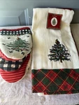 Spode Christmas Tree Tartan 3PC Kitchen Towel & Oven Mittins Set Of 2. Fixed Price $35.00.