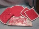 Vintages 4 Piece Set Oven Mitt,pot Holders, Hot Pad Made Usa Holiday Kitchen. Fixed Price $9.99.