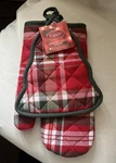 Nwt Nicholas Square Oven Mitt & Potholder Set Christmas Holiday Plaid Tartan. Fixed Price $35.00.