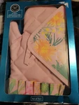 Modern Expressions Floral Pink Oven Mitt Pot Holder Boxed Set - Brand New. Fixed Price $10.00.