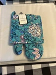 Vera Bradley Pot Holder & Oven Mitt Set Peacock Garden. Fixed Price $19.99.