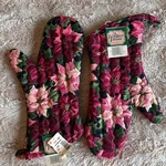 Victorian Vintage Dead Stock Nwt Noel Red Poinsettia Of 2 Oven Mittens. Fixed Price $50.00.