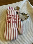 Mud Pie New With Tags Baking Spirits Bright Oven Mitt Towel Set. Fixed Price $24.00.