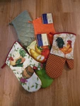 Home Collections Oven Mitt - Solid Or Print You Choose The One Want Nwt. Fixed Price $9.99.