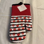 Valentine's Day Red Hearts On White Oven Mitts Padded New With Tags. Fixed Price $12.99.
