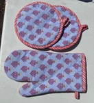 3 Piece Floral Pot Holder And Oven Mitt Set Kitchen Decor. Fixed Price $12.00.