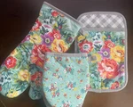 Pioneer Woman 3-PIECE Kitchen Set Sweet Romance Oven Mitts Potholder. Fixed Price $24.00.