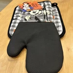 Disney Halloween Mickey & Minnie Mouse Oversized Oven Mitt Pot Holder New. Fixed Price $10.00.