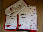 Nib Lolita "flirt" 4-PIECE Kitchen Set, 2 Towels, 1 Oven Mitt, Potholder, Lips. Fixed Price $24.99.
